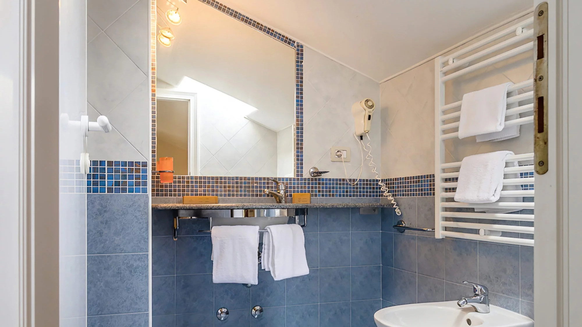 media.Family-superior-slide_09-Acquamarina_formato-web-(43)