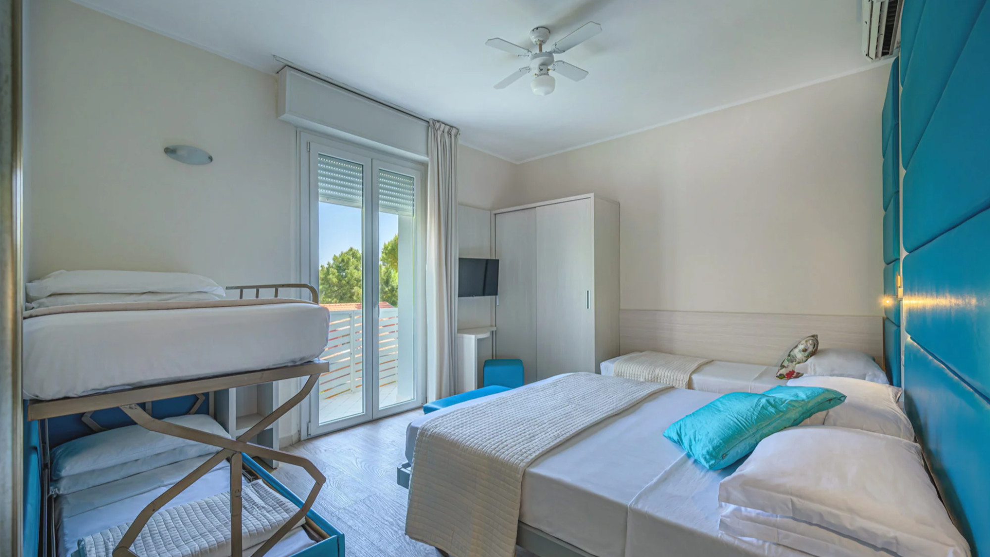 media.Family-superior-slide_03-Acquamarina_formato-web-(14)